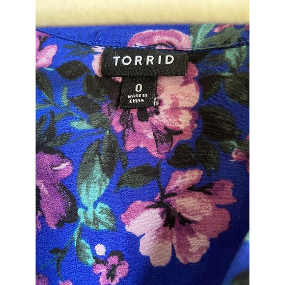 SOLD - Torrid Blouse Sz 0 L 12 Blue Floral Split Front Pullover Top Shirt Roses - Picture 7 of 8